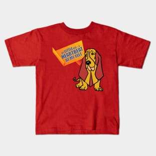 A little heart beat at my feet Kids T-Shirt